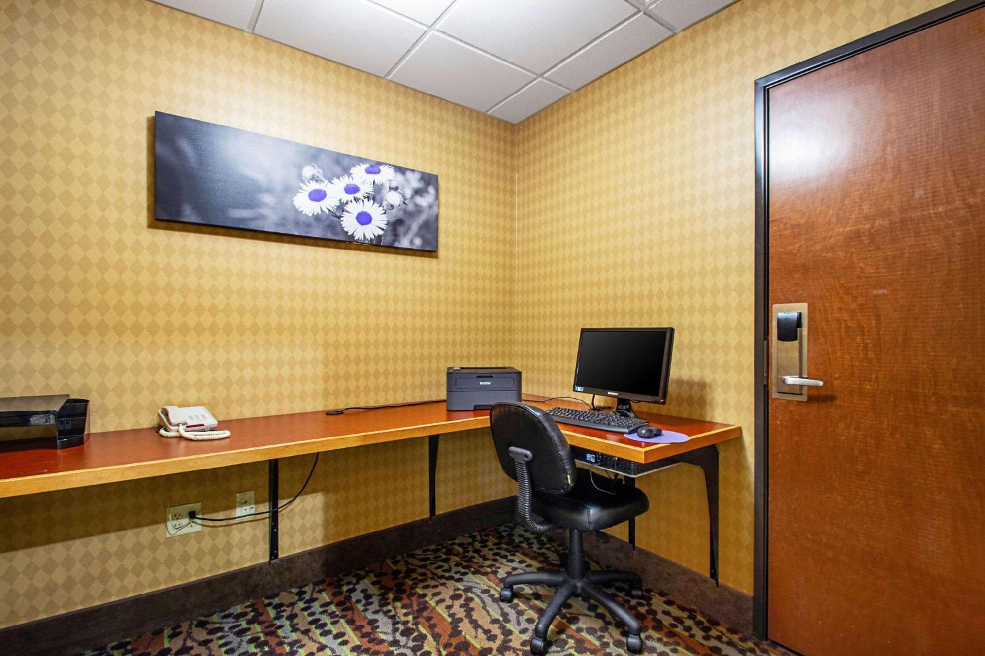 Mainstay Suites Madison - Monona Bagian luar foto