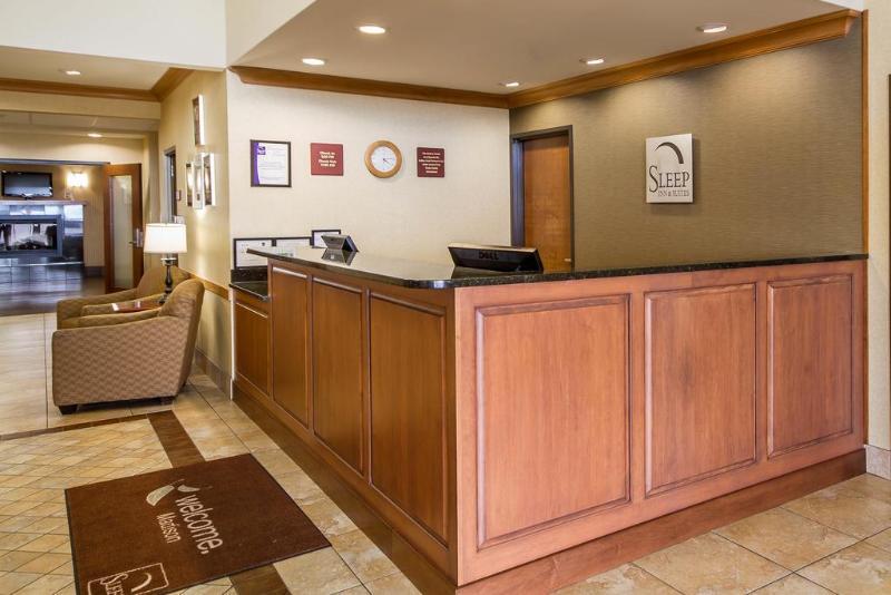Mainstay Suites Madison - Monona Bagian luar foto